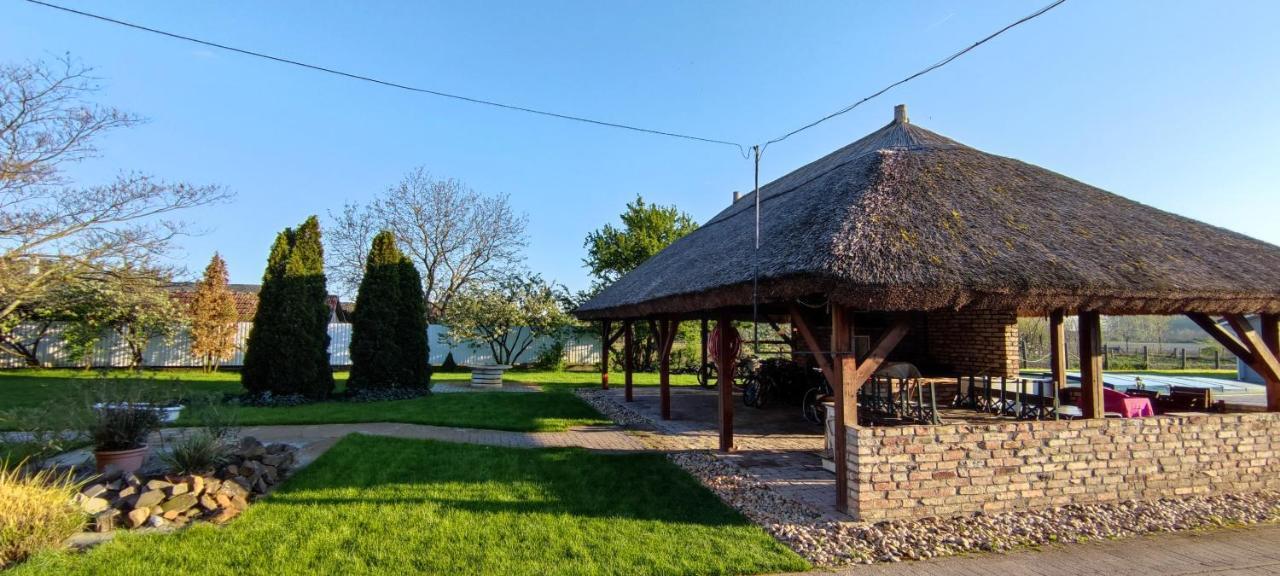 Village Garden Family Guest House Tiszakanyár Εξωτερικό φωτογραφία